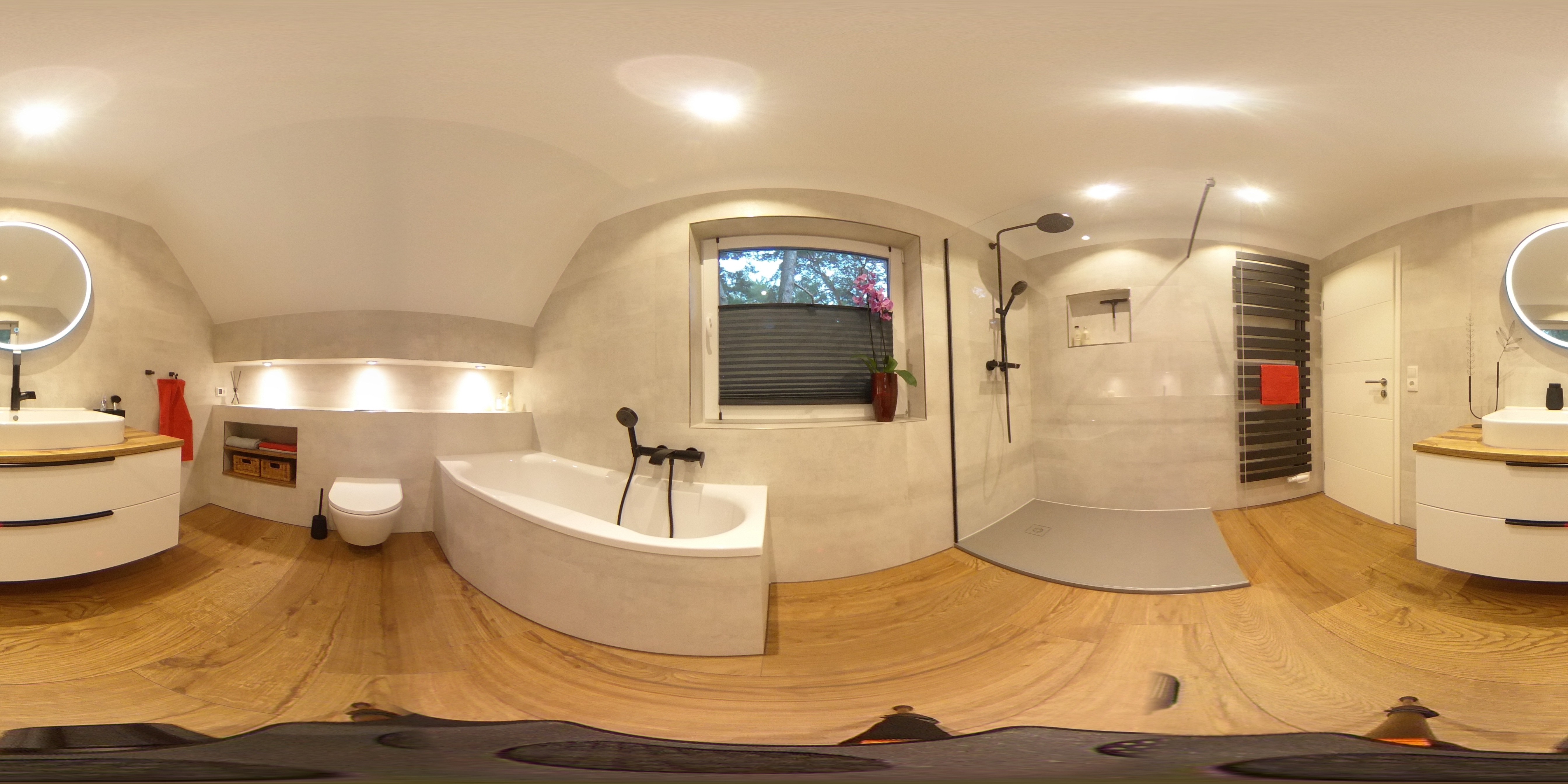 Großes Badezimmer im grauen Farbton mit Badewanne und Dusche, 360° Bild.