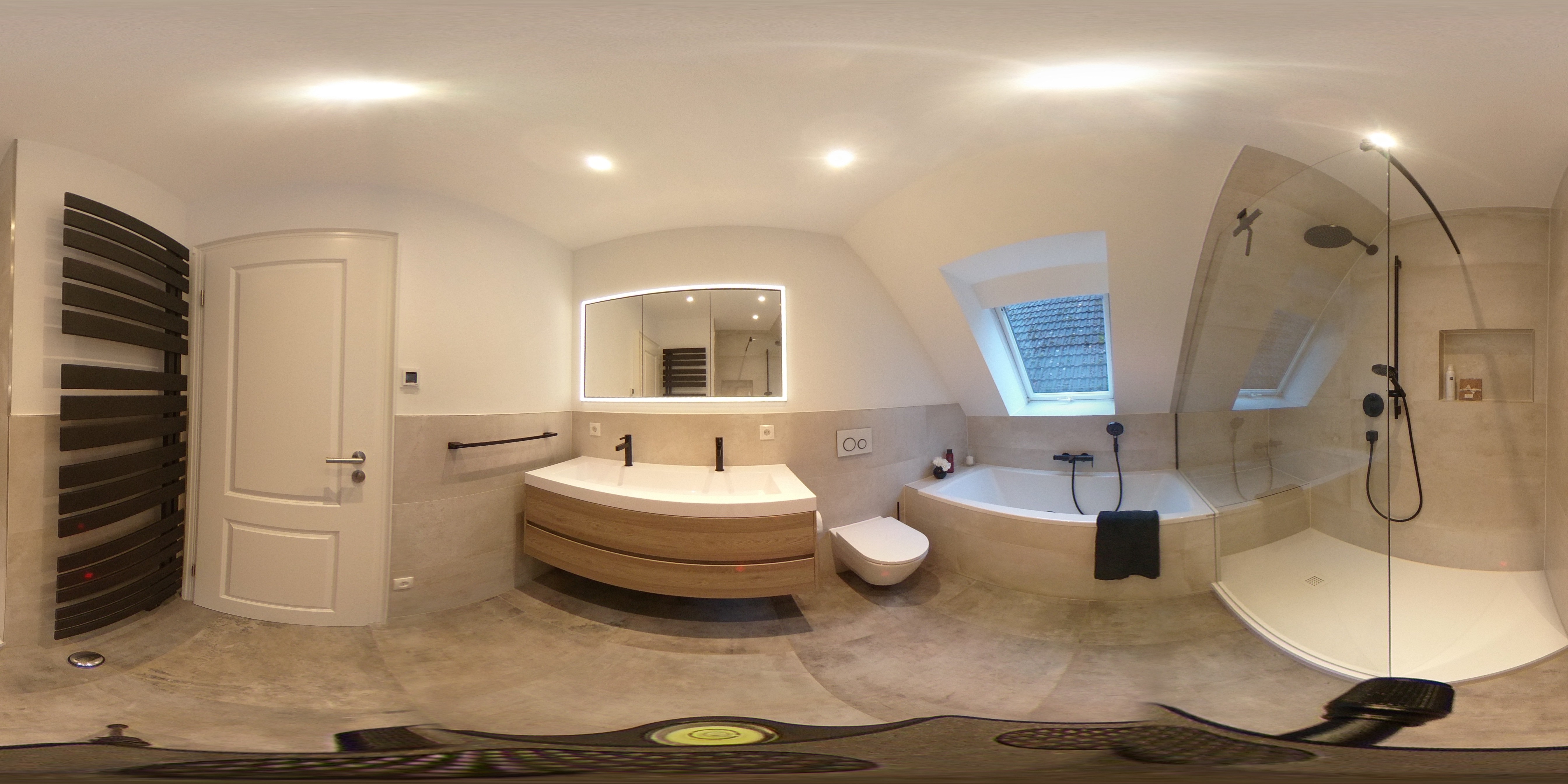 Badezimmer mit Dachschräge und Einbauwanne, sowie WALK IN Dusche, 360° Bild, Referenzbad von Laabs. 