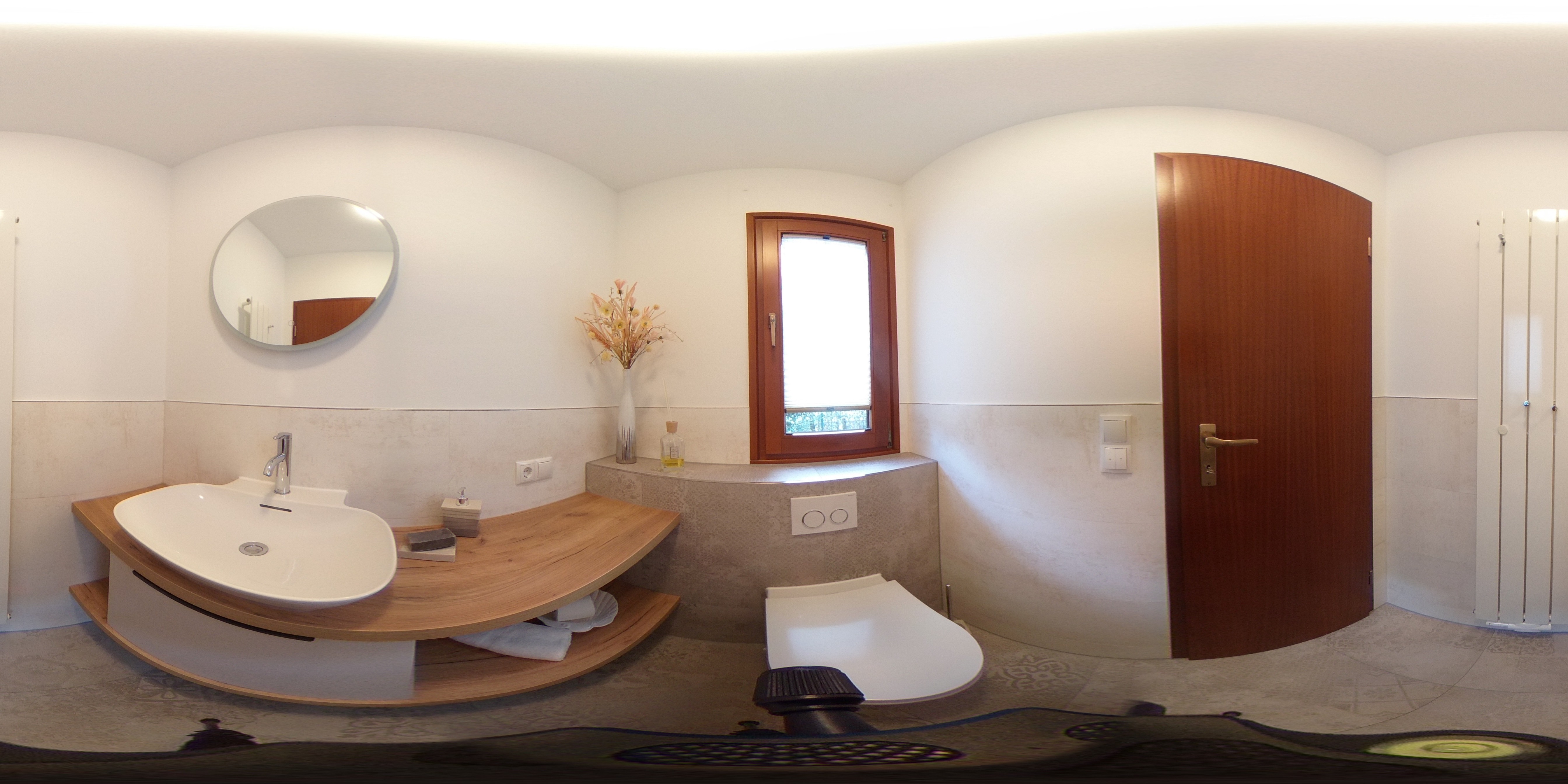 GästeWc mit Waschtisch von Laufen und rundem LED Lichtspiegel, 360° Bild.