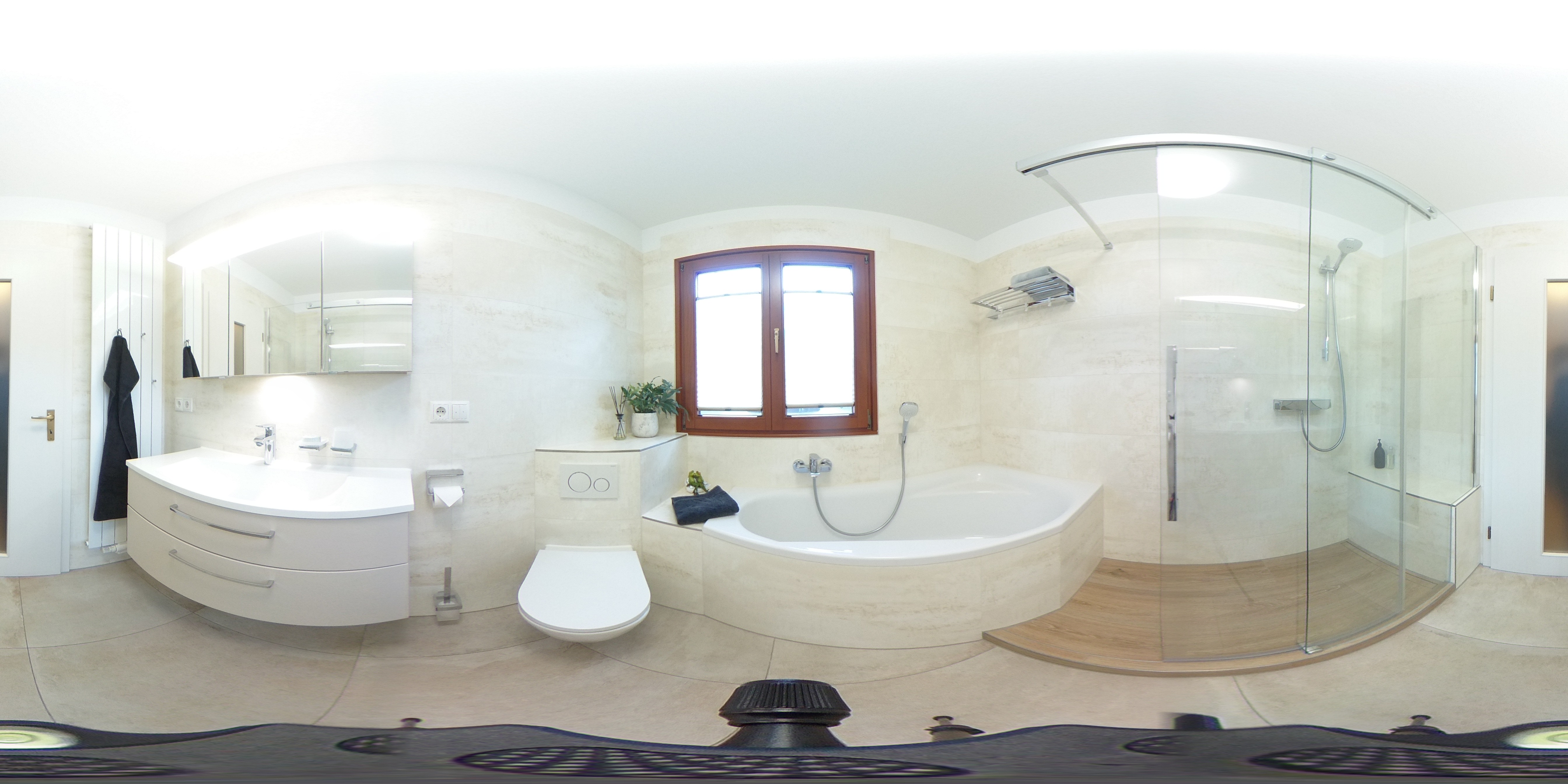 Helles Badezimmer mit Dusche, asymmetrischen Waschtisch und Raumsparwanne, 360° Bild.