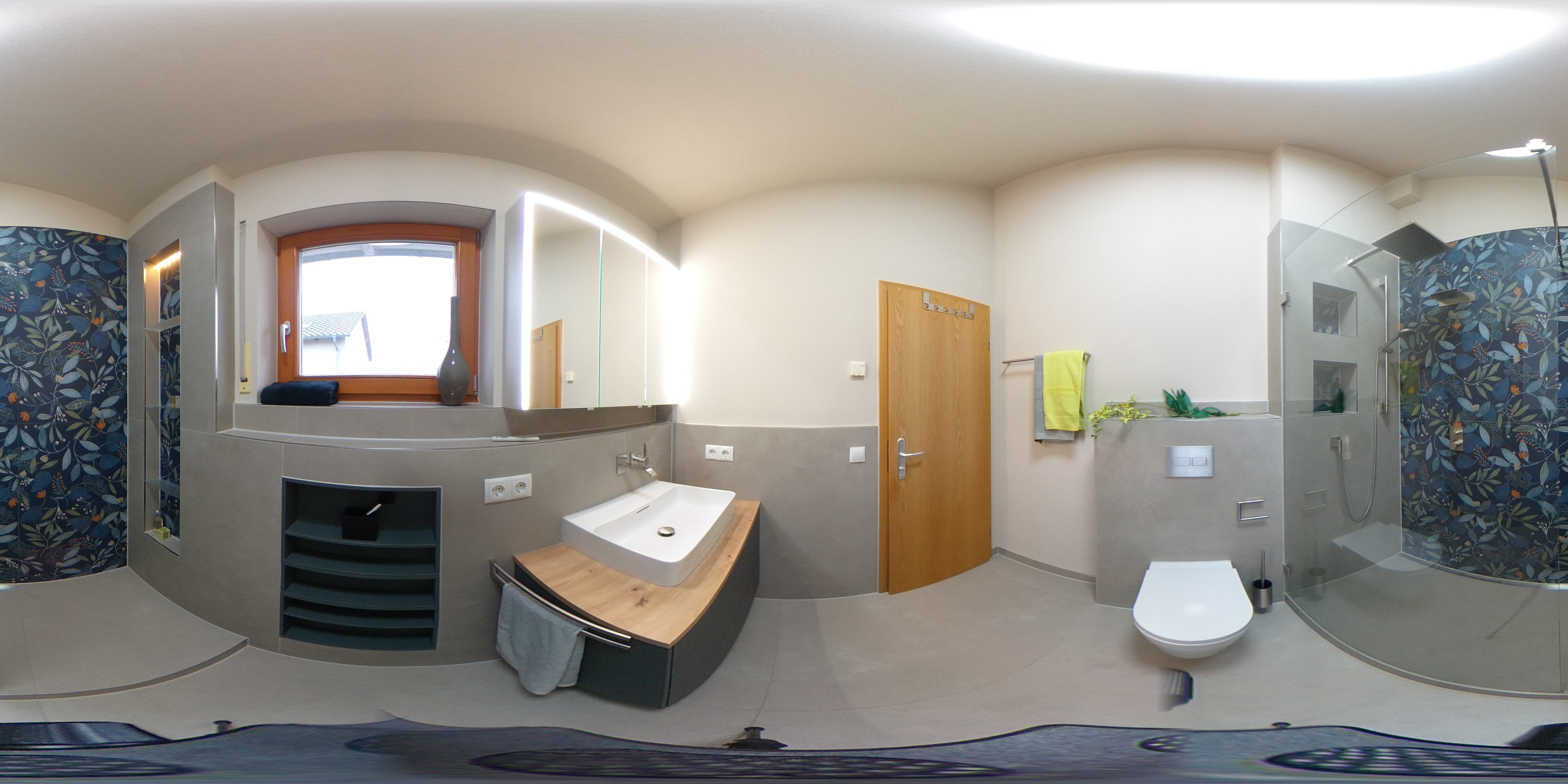 Modernes Badezimmer mit großer Duische und floralen Flisenmuster, 360Grad Rundum Blick.
