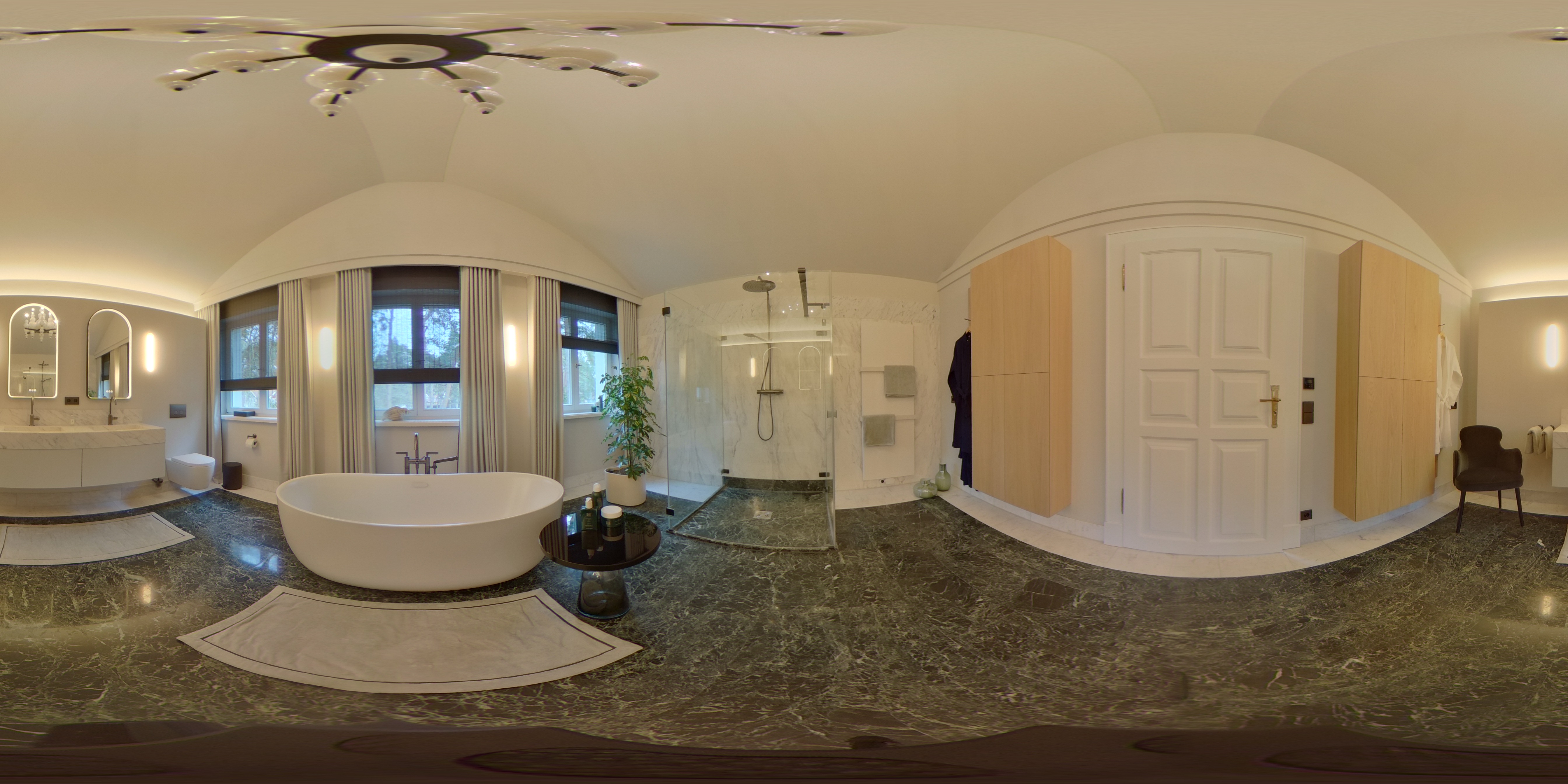 360 Grad Aufnahme eines Badezimmers mit luxuriöser Ausstattung, wie eine freistehende Wanne und Marmor Boden.