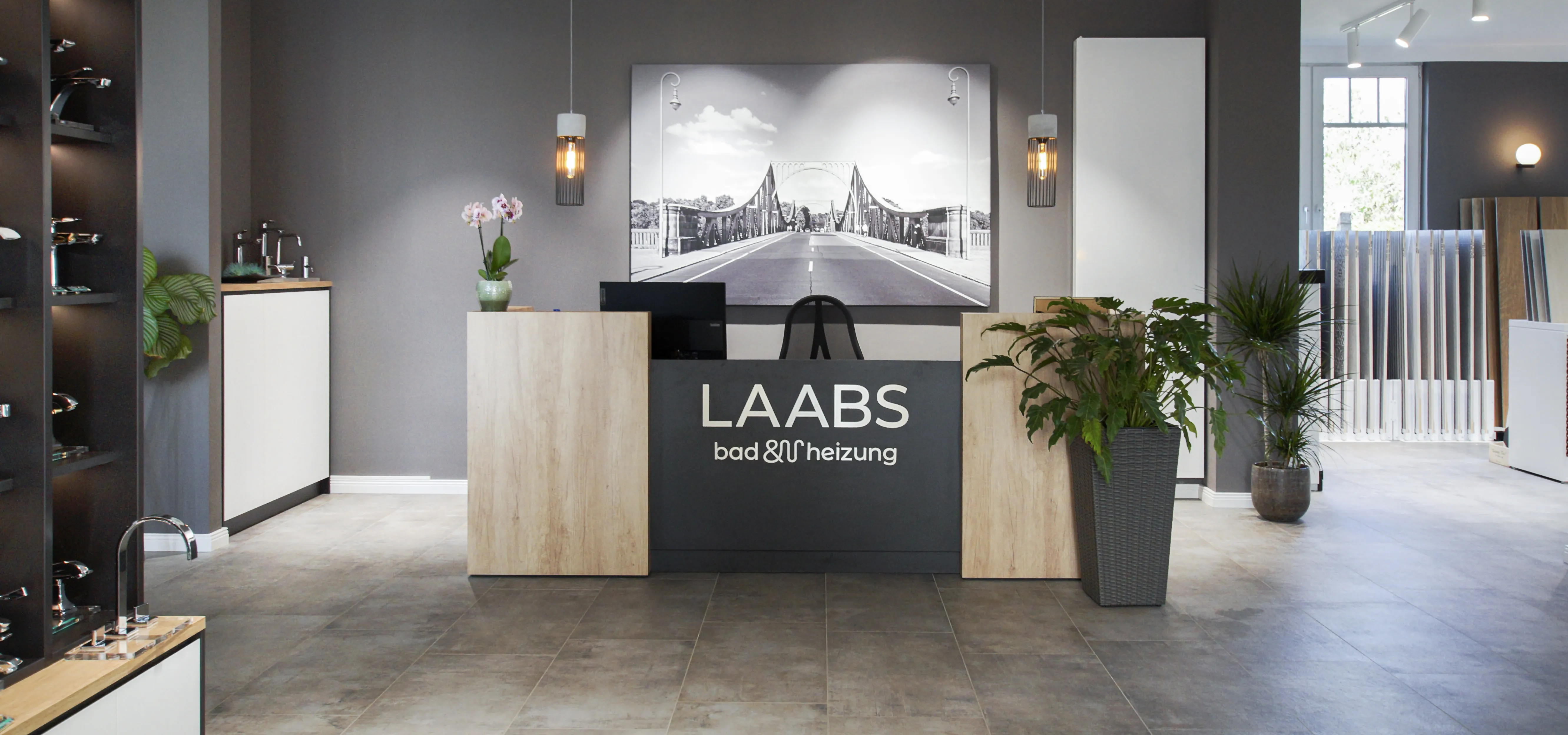 Eigangsbereich der Badausstellung der Fa. Laabs GmbH für Heizung, Sanitär und Fliesen in Potsdam-Drewitz.