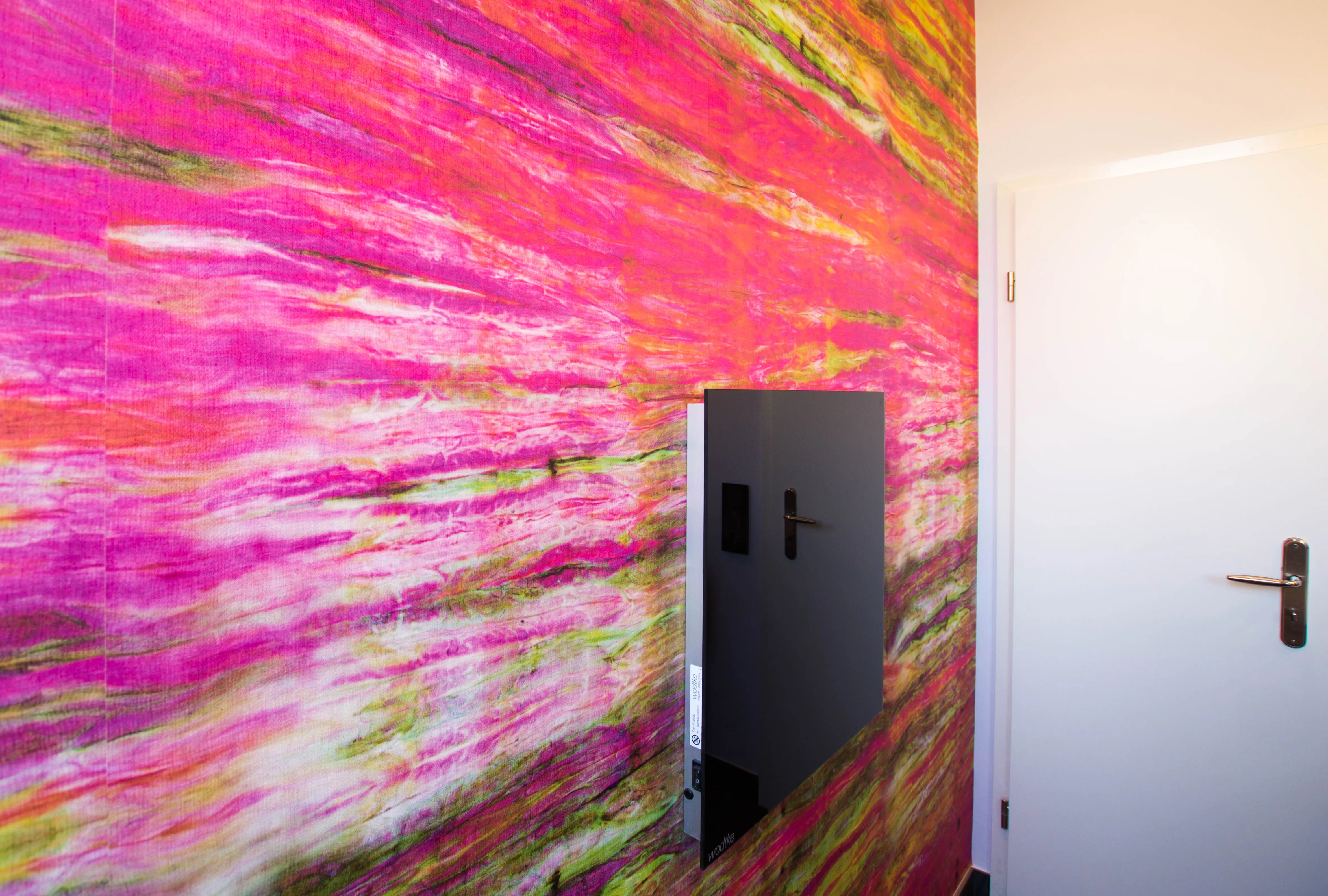 Bunte Tapete mit vielen Pinktönen in einem Gästebad von Laabs Potsdam.