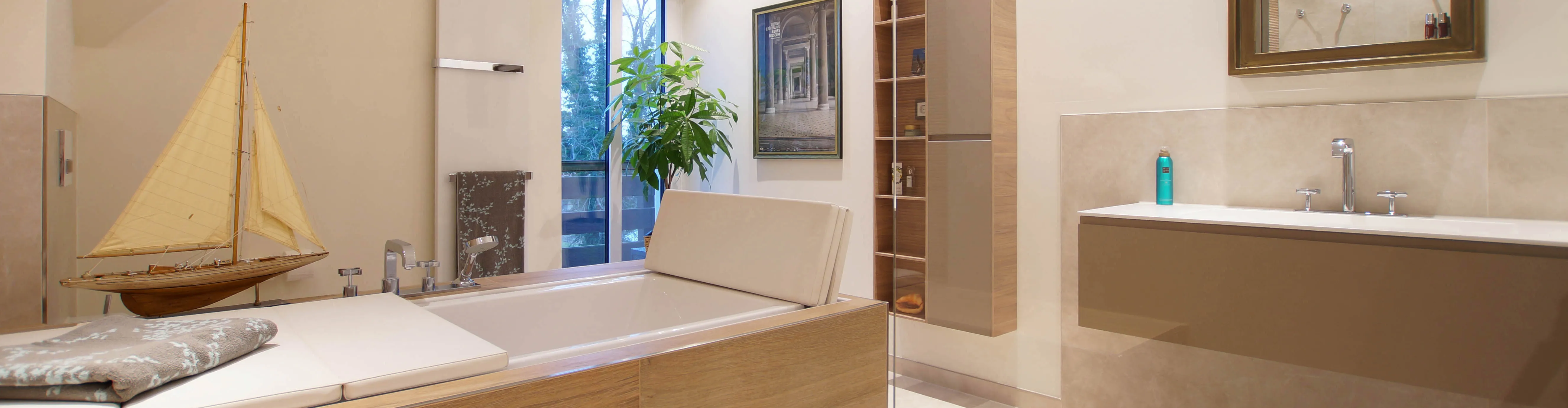 Header für ein Wellness-Badezimmer mit Sundeck-Badewanne und Segelboot-Modell vom Handwerksunternehmen bad & heizung Laabs in Potsdam.