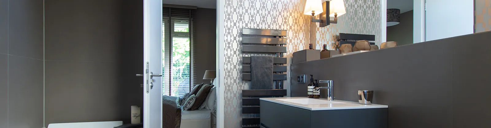 Design-Durchgangsbad in dunklen Tönen vom Handwerksunternehmen bad & heizung Laabs in Potsdam.