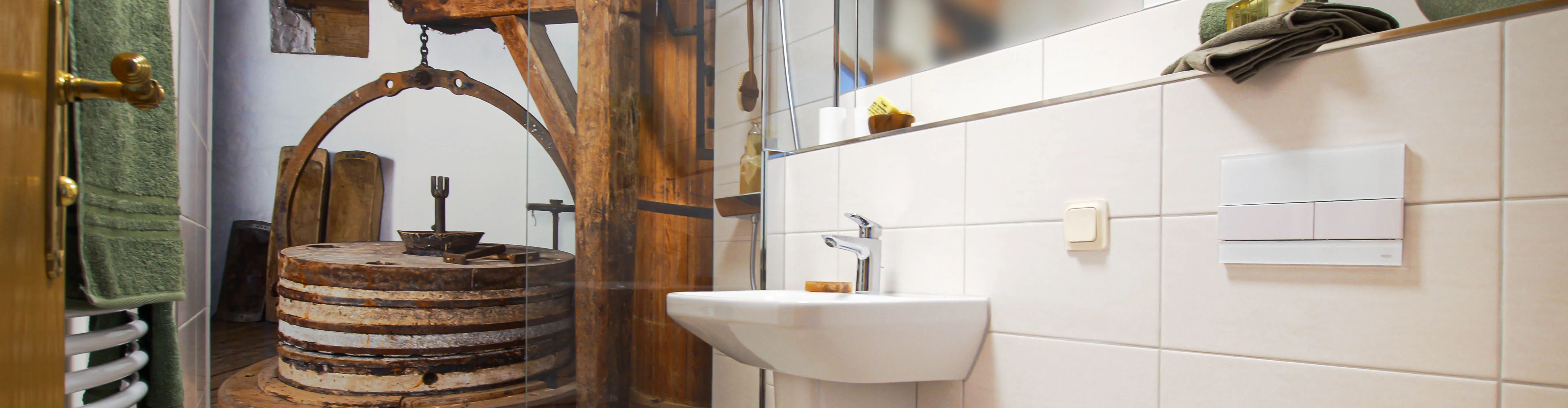 Header eines Gästebads in der Pension zur Mühle, Fredersdorf mit Designplatte von RenoDeco vom Handwerksunternehmen bad & heizung Laabs in Potsdam.