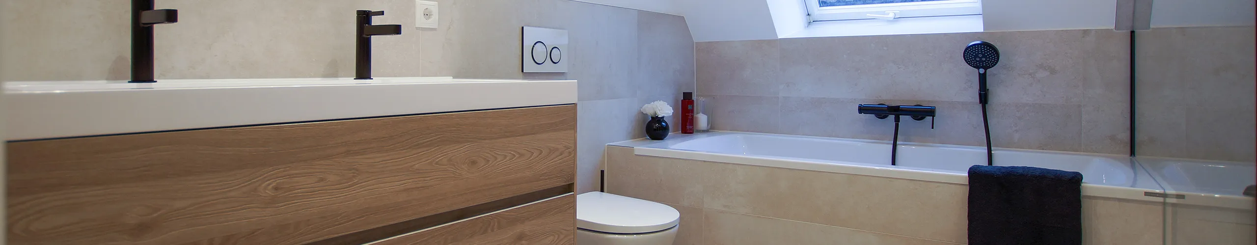 Juniorbadezimmer mit IDEA Doppelwaschtisch und Wand-WC und Badewanne, Referenzbad von Laabs, Potsdam.