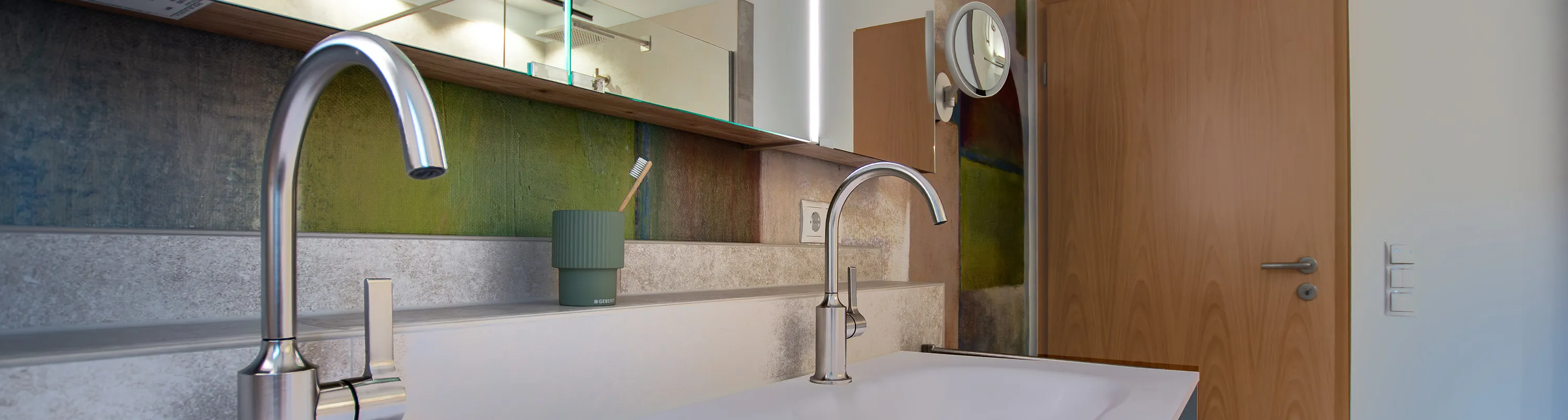 Doppelwaschtisch mit zwei Dornbracht Armaturen im farbigen Duschbad, Header.