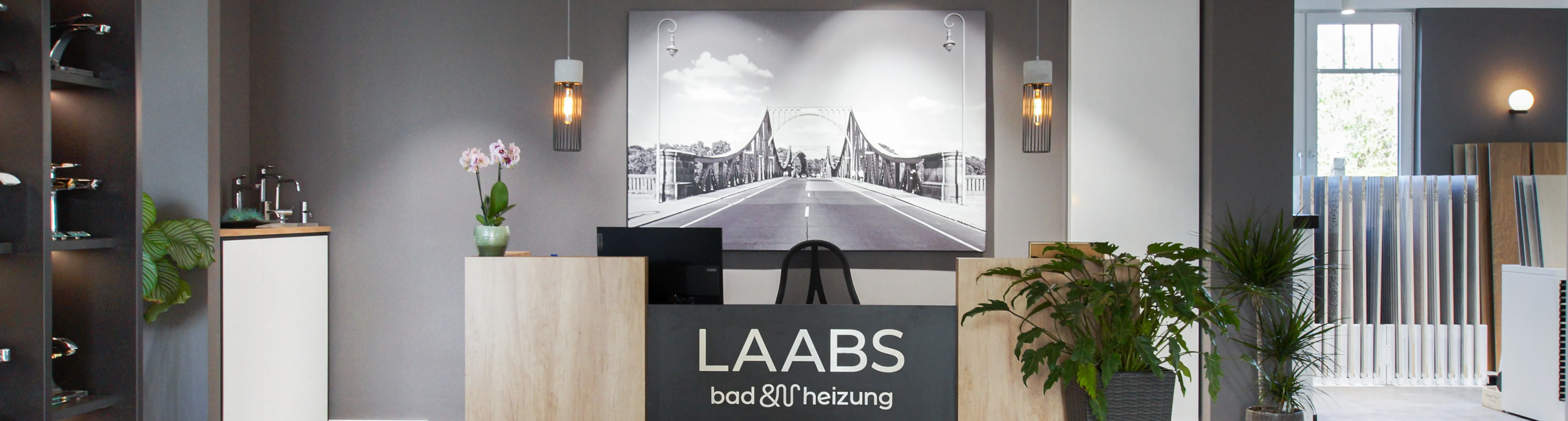 Eigangsbereich der Badausstellung Potsdam der Fa. Laabs GmbH für Heizung, Sanitär und Fliesen in Potsdam-Drewitz.