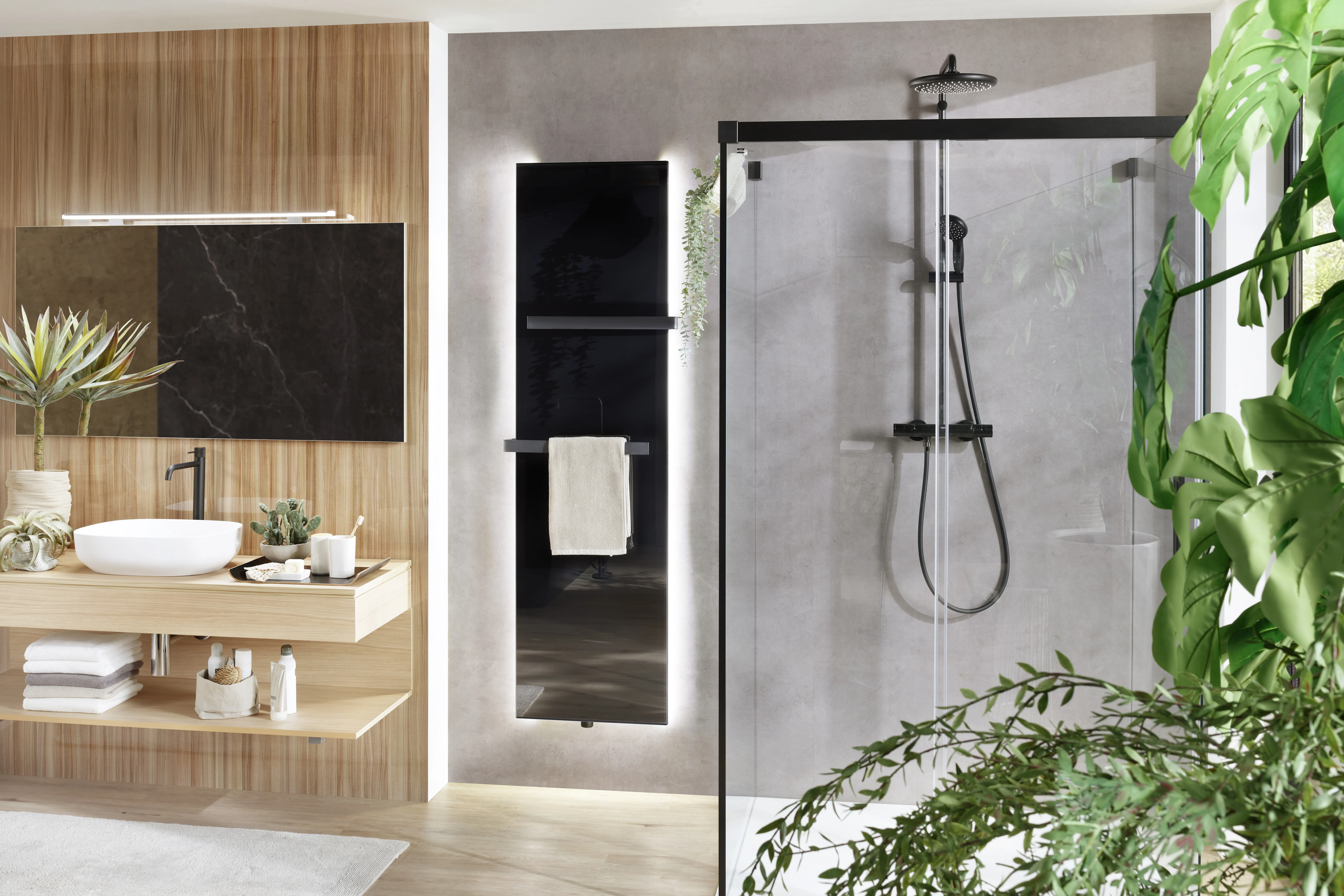 Schwarzer LED-Heizkörper BEMM Plawa Purline Glas LED mit Handtuchhalter im modernen Badezimmer.