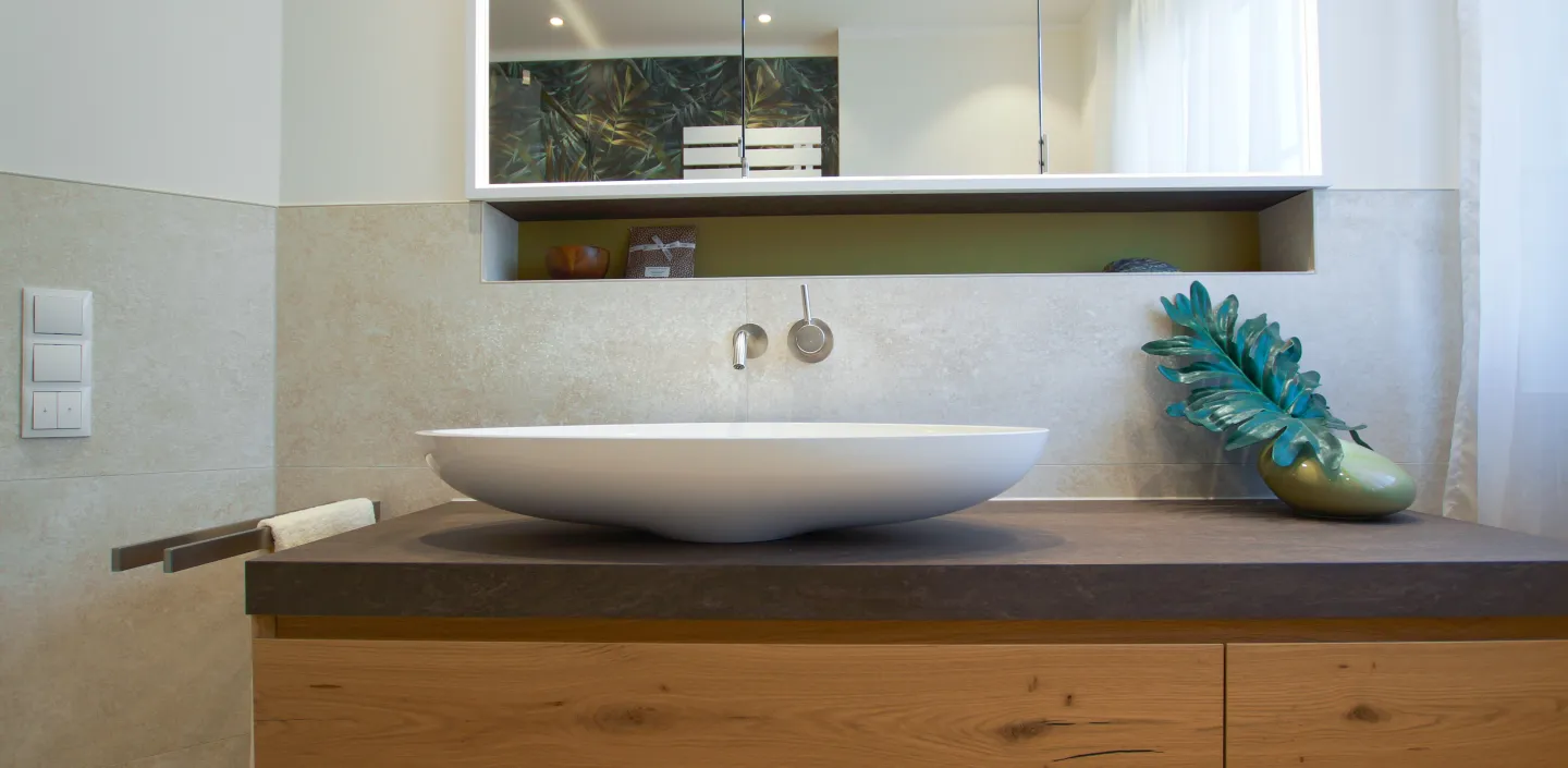 Waschtisch mit Aufsatzschale Massaud von Axor im Dschungelbad vom Handwerksunternehmen bad & heizung Laabs in Potsdam.