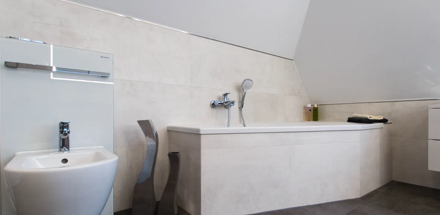 Dusch-WC AquaClean von Geberit im Komplettbad vom Handwerksunternehmen bad & heizung Laabs in Potsdam.