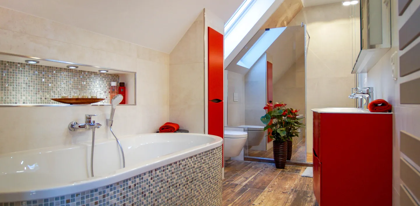 Gesamtübersicht eines Komplett-Elternbads mit Badewanne vom Handwerksunternehmen bad & heizung Laabs in Potsdam.