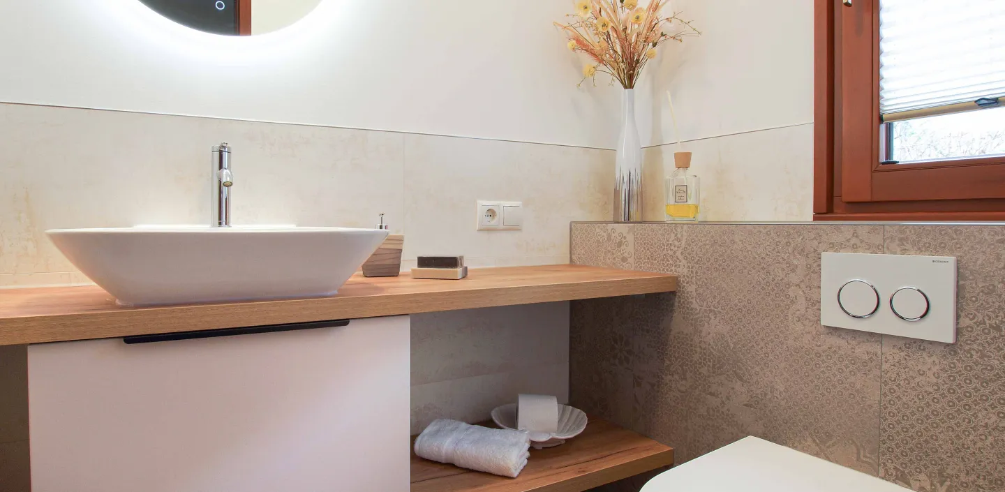 Gesamtübersicht eines Gäste-WCs mit Waschtisch vom Handwerksunternehmen bad & heizung Laabs in Potsdam.