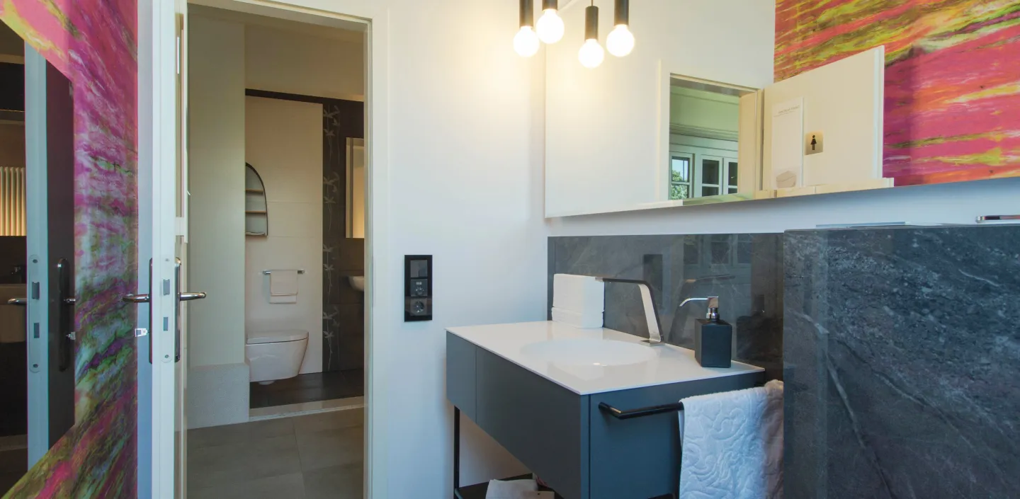 Moderner Waschtisch der Firma Burgbad in einem Gästebad vom Handwerksunternehmen bad & Heizung Laabs in Potsdam.