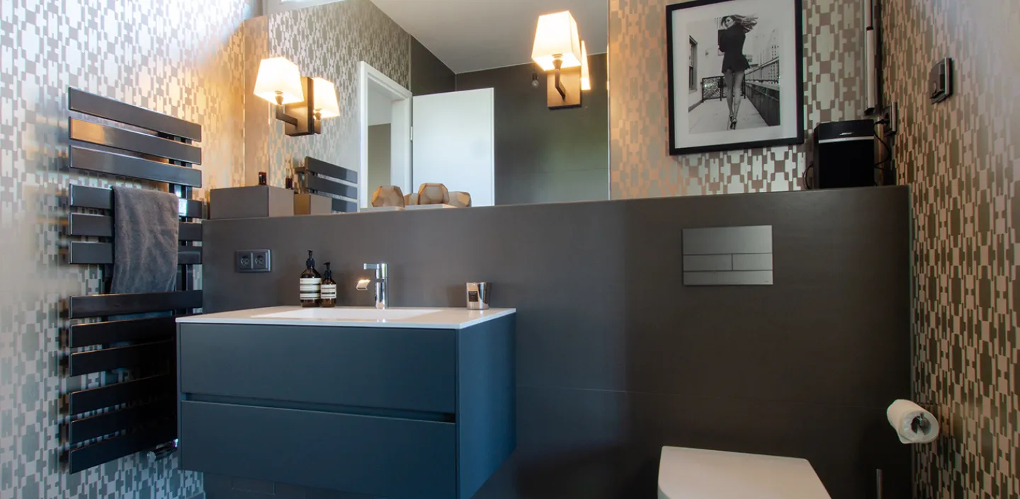 Referenz für ein Durchgangsbad vom Handwerksunternehmen bad & heizung Laabs in Potsdam mit Hängewaschtisch.