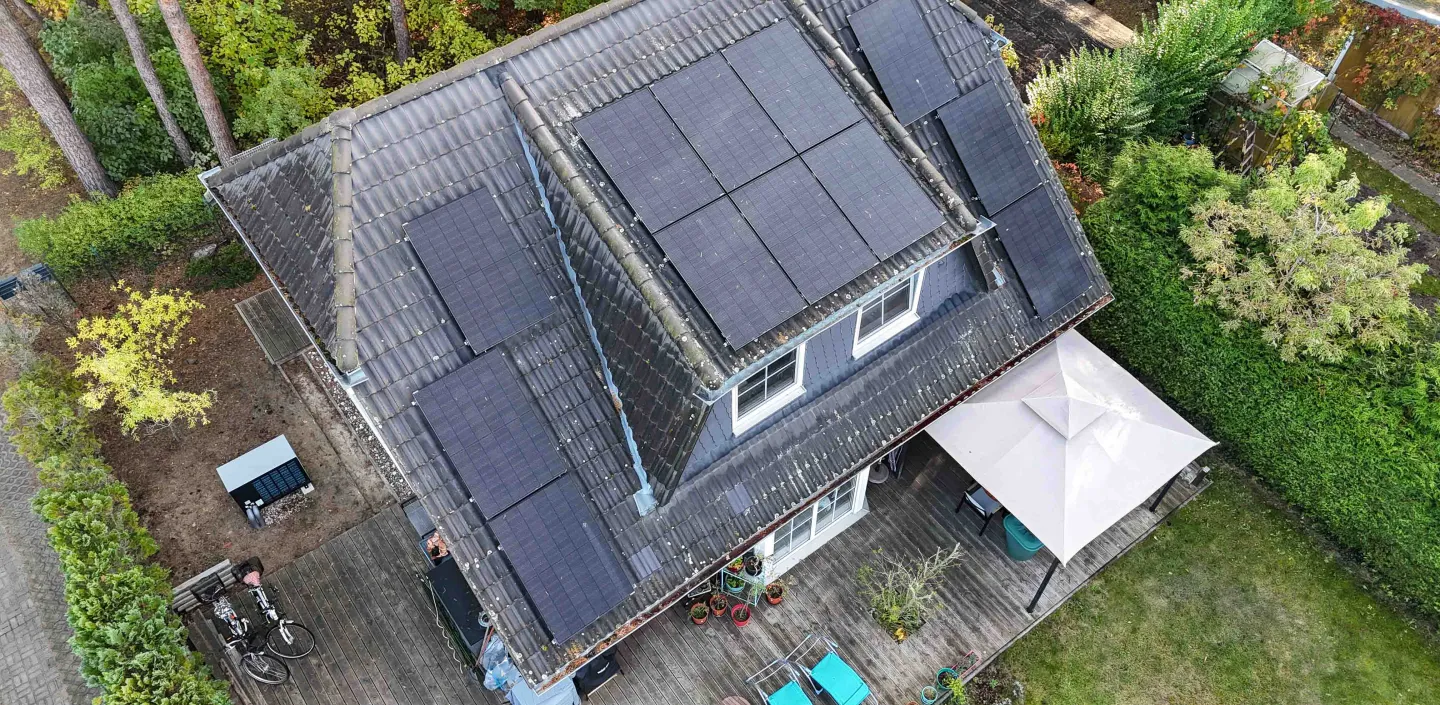 Dach eines Einfamilienhauses mit Photovoltaik-Anlage.