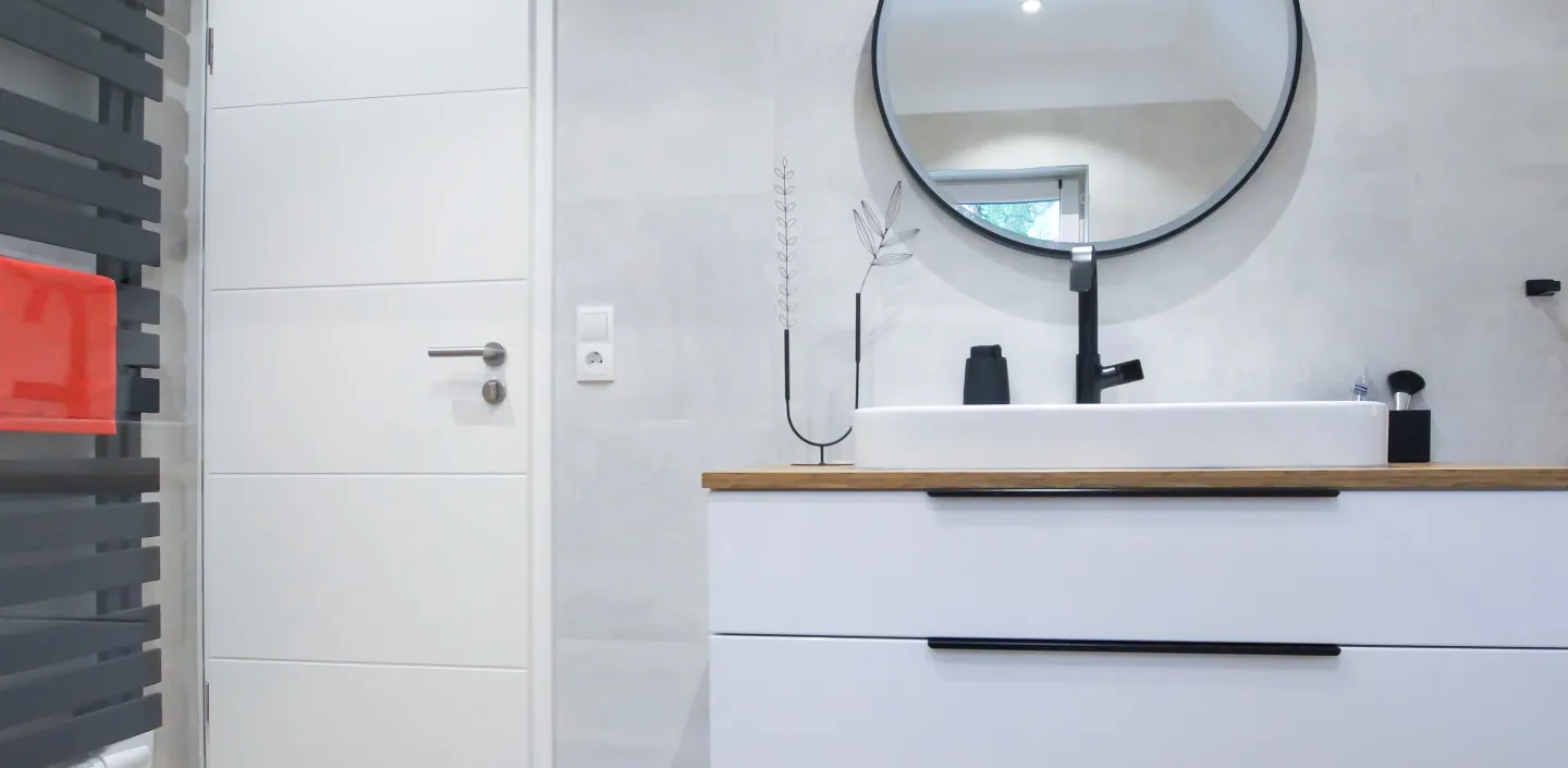 Waschtisch von Duravit und Unterschrank von Creativbad im Familienbad vom Handwerksunternehmen bad & heizung Laabs in Potsdam.