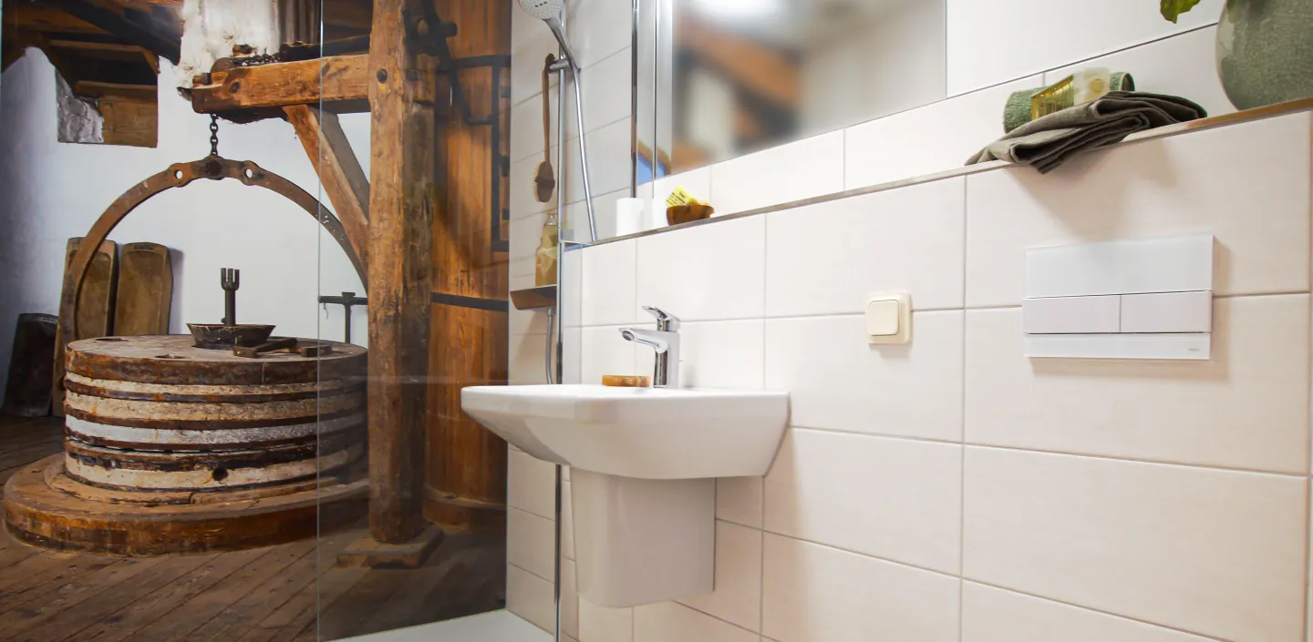 Wandgestaltung mit RenoDeco von HSK im Gästebad vom Handwerksunternehmen bad & heizung Laabs in Potsdam.