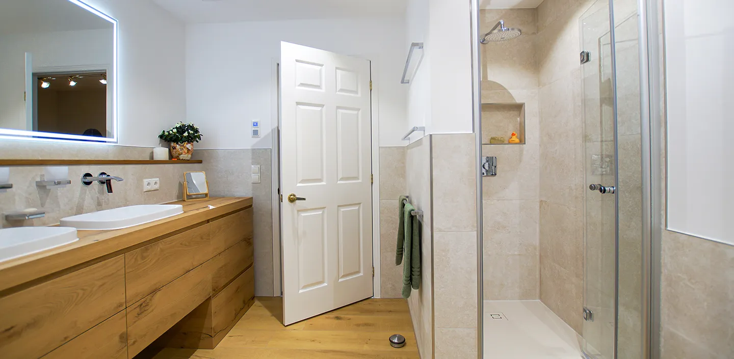 Komplettbad mit Doppelwaschtisch und begehbarer Dusche, Format 1440x705.