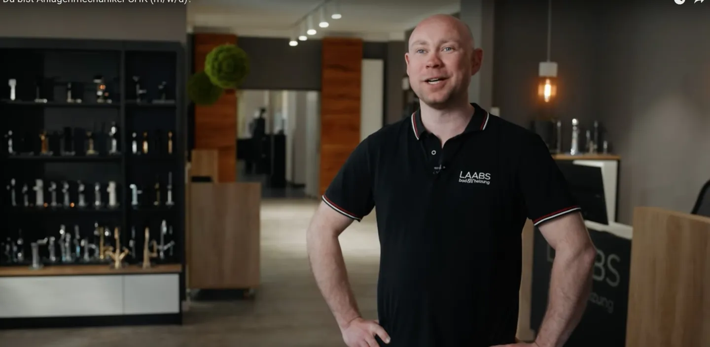 Mitarbeiter von Laabs in der Ausstellung. 