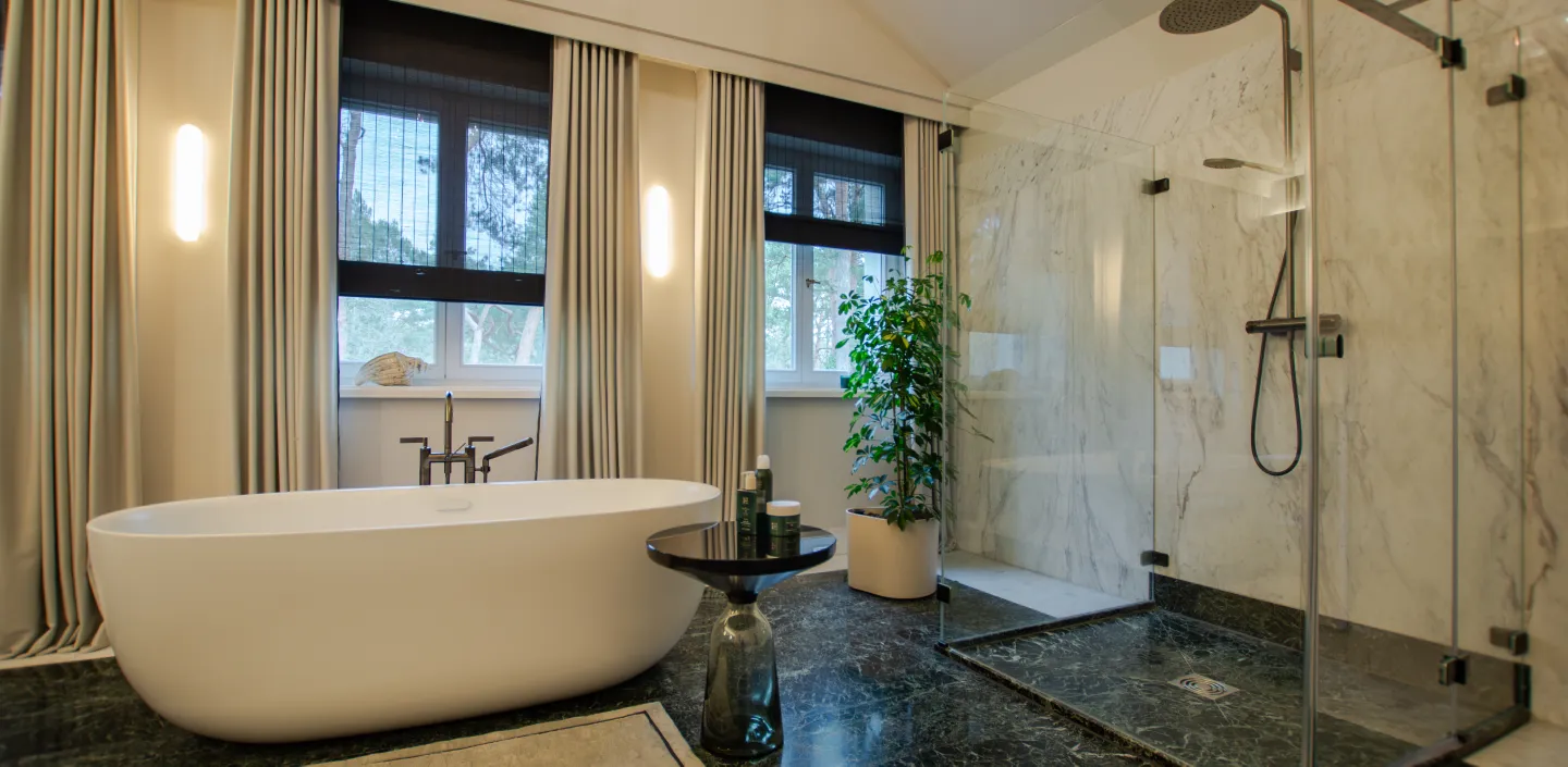 Freistehende Wanne im Marmorbadezimmer mit Walk-IN-Dusche. 