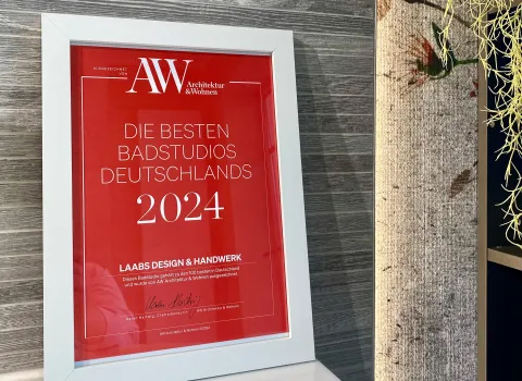 Bilderrahmen mit der AW Auszeichnung die besten Badstudios Derutschlands 2024.