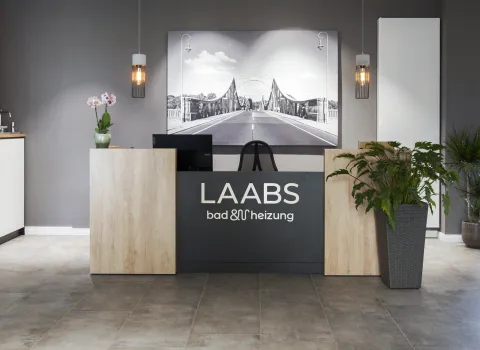 Eigangsbereich der Badausstellung der Fa. Laabs GmbH für Heizung, Sanitär und Fliesen in Potsdam-Drewitz.
