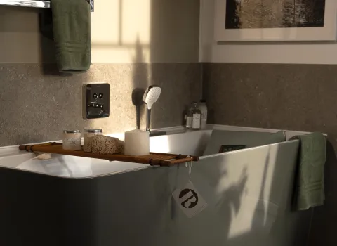 Villeroy & Boch Duo - Badewanne Collaro in sage green mit Holz-Wannenablage.