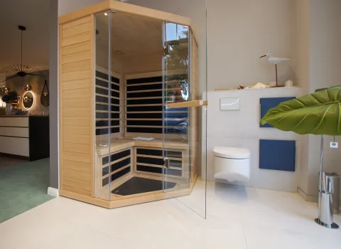 Tylö Infrarotkabine über Eck mit anliegendem WC von Laufen. 