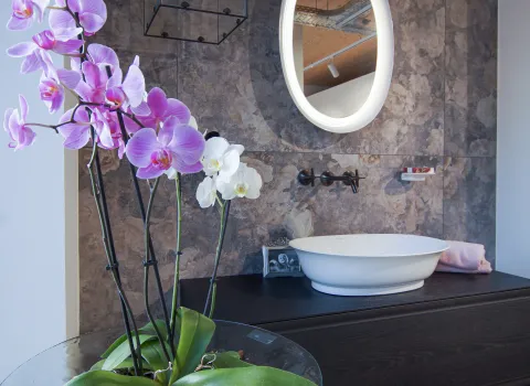 Waschtischanlage mit einem Laufen Aufsatzwaschtisch und ovalen Spiegel, Serie The New Classic