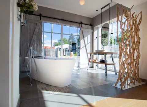 Freistehende Badewanne und Waschtisch von Duravit aus der Serie CapeCod.