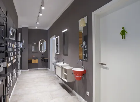 Flur mit verschiedenen Gäste WC Waschtischen und Eingang zum GästeWC.