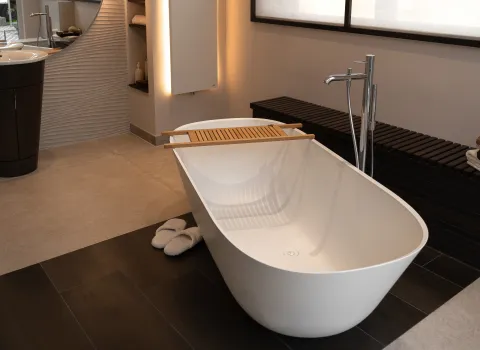 Villeroy & Boch Badewanne Theano freistehend in stone white mit stehender Axor-Armatur.