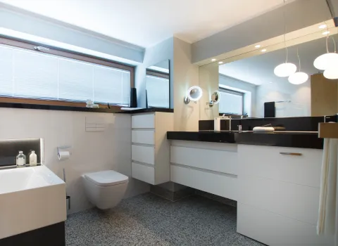 Referenzbad von Laabs im schwarz-weiß-Stil.