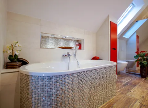 Badewanne mit Mosaik-Fliesen im Komplettbad vom Handwerksunternehmen bad & heizung Laabs in Potsdam.