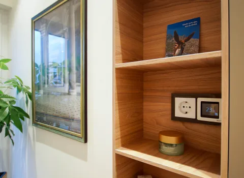 Badezimmerschrank von IDEA mit integrierter Steckdose und Bedienelement im Wellnessbad vom Heizungsunternehmen bad & heizung Laabs in Potsdam.