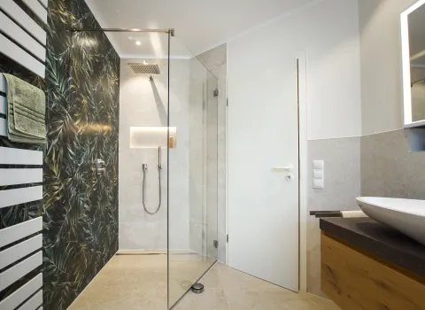 Walk-In-Regendusche im Dschungelbad vom Handwerksunternehmen bad & heizung Laabs in Potsdam.