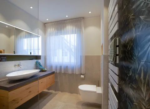 WC Kartell von Laufen im Dschungelbad vom Handwerksunternehmen bad & heizung Laabs in Potsdam.