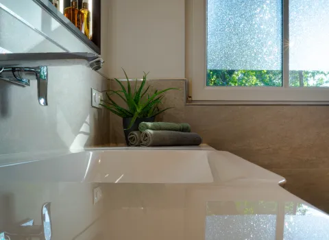 Wandarmatur am Waschtisch eines Duschbads vom Handwerksunternehmen bad & heizung Laabs in Potsdam.