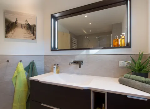 Details am Waschtisch eines Duschbads vom Handwerksunternehmen bad & heizung Laabs in Potsdam.