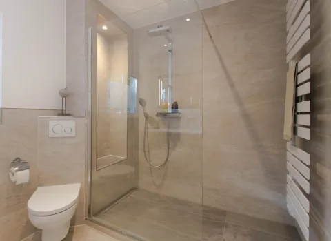Walk-In-Regendusche und WC im Duschbad vom Handwerksunternehmen bad & heizung Laabs in Potsdam.