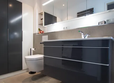 Einbauschrank, Hängeschrank-Waschtisch und WC von Villeroy & Boch im Komplettbad vom Handwerksunternehmen bad & heizung Laabs in Potsdam.