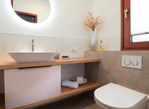 Gesamtübersicht eines Gäste-WCs mit Waschtisch vom Handwerksunternehmen bad & heizung Laabs in Potsdam.