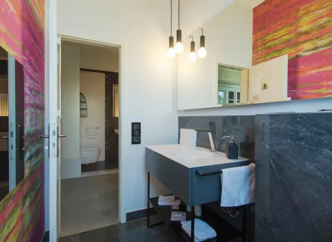 Moderner Waschtisch der Firma Burgbad in einem Gästebad vom Handwerksunternehmen bad & Heizung Laabs in Potsdam.