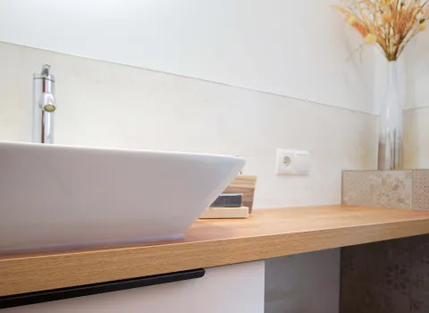 Waschtisch mit Unterschrank im Gäste-WC vom Handwerksunternehmen bad & heizung Laabs in Potsdam.