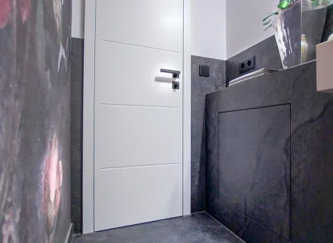 Revisionsklappe in Marmor im Gästebad vom Handwerksunternehmen bad & heizung Laabs in Potsdam.