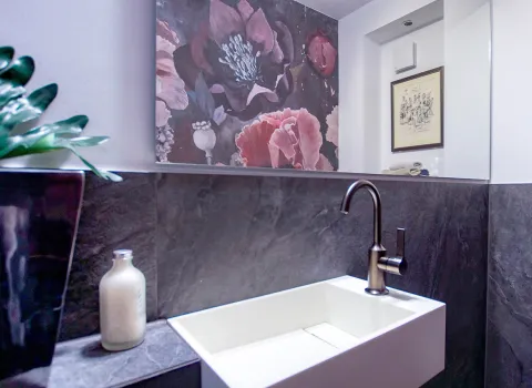 Waschtisch mit Dornbracht-Armatur VAIA in dark Platinum matt im Gästebad vom Handwerksunternehmen bad & heizung Laabs in Potsdam.