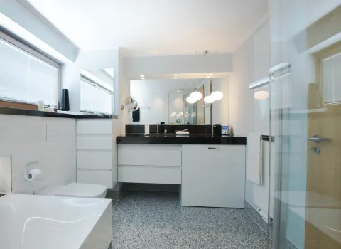 Weiß gehaltenes Klassikbad von Laabs mit schwarzer Armatur.